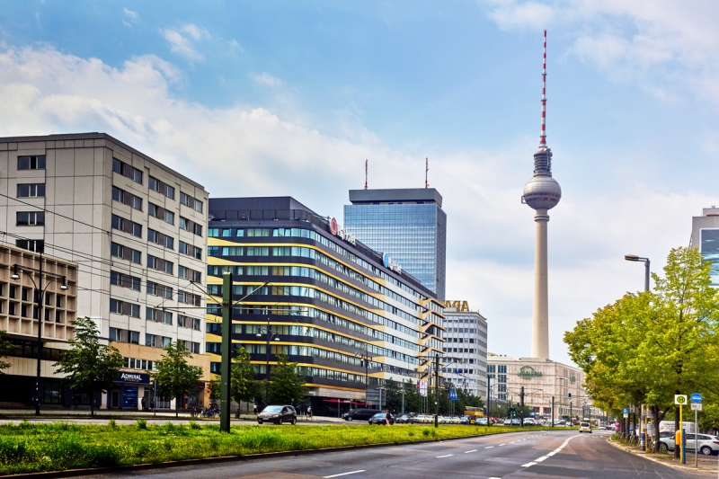 H4 Hotel Berlin Alexanderplatz - Aussenansicht mit Fernsehturm im Hintergrund